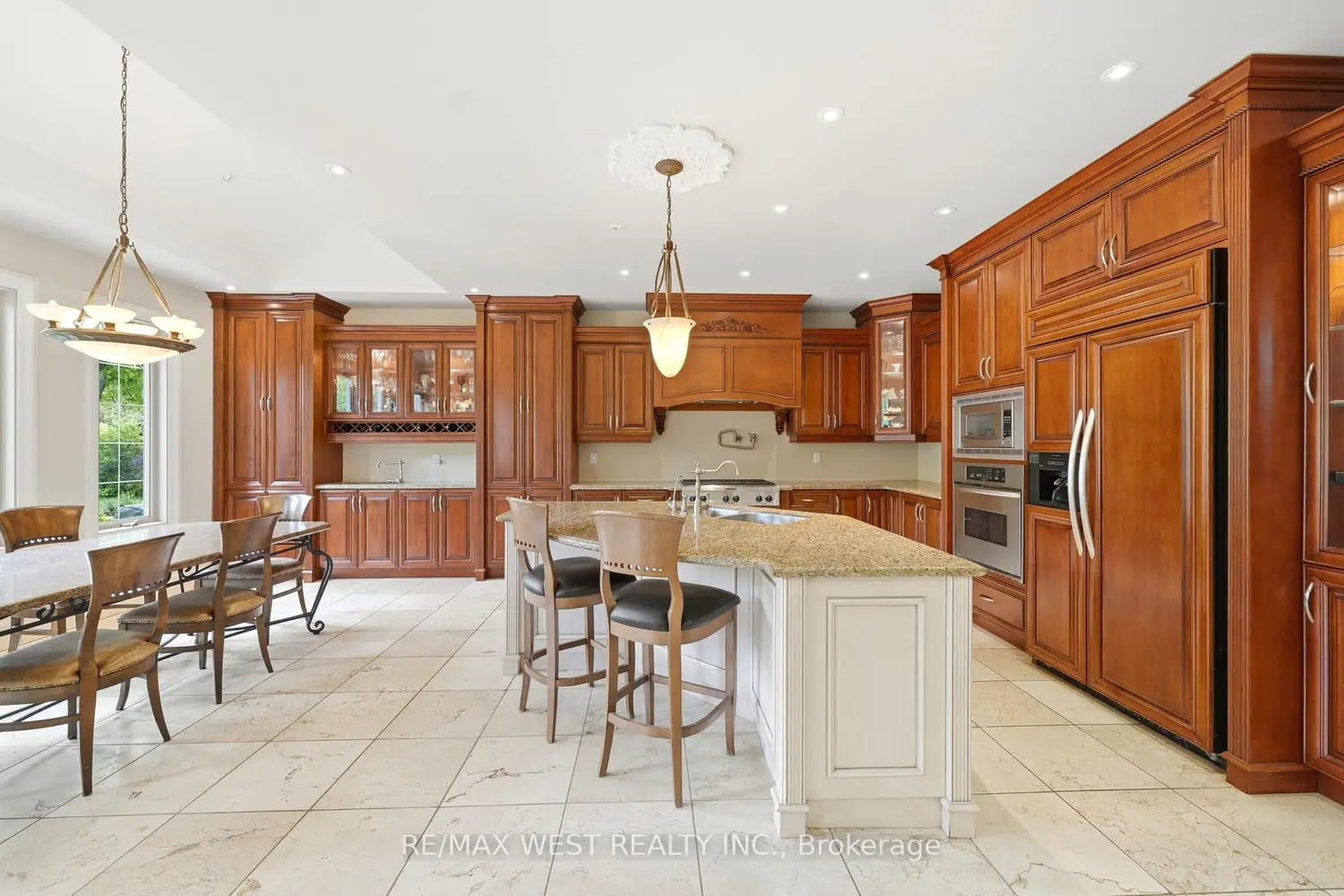 2 Kingswood Drive photo 3
