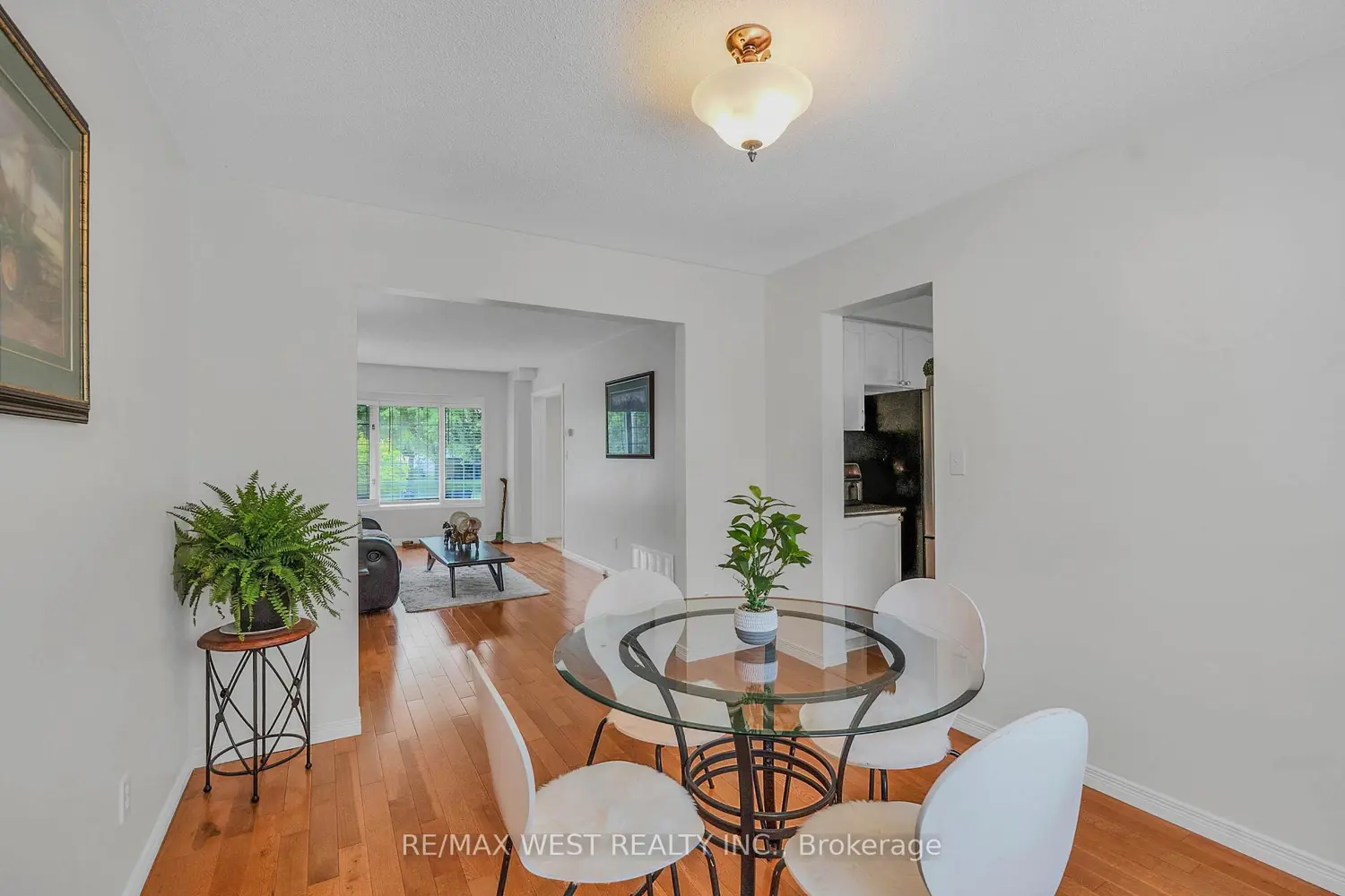 203 Elizabeth Crescent photo 4