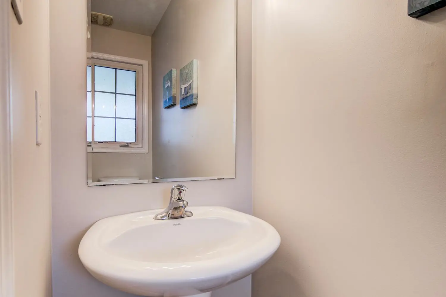 208 Featherstone Crescent photo 3