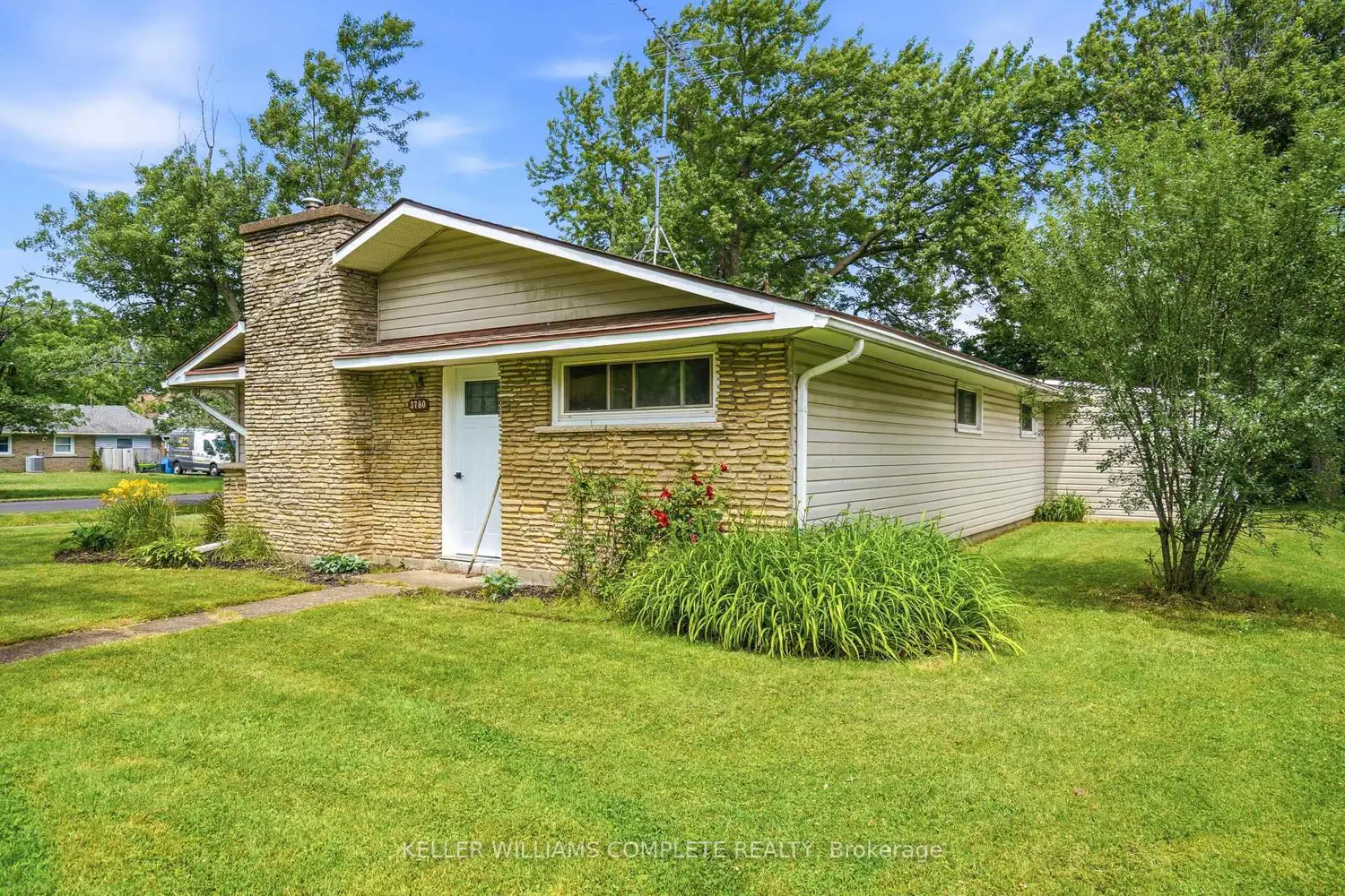3780 Summit Avenue photo 2