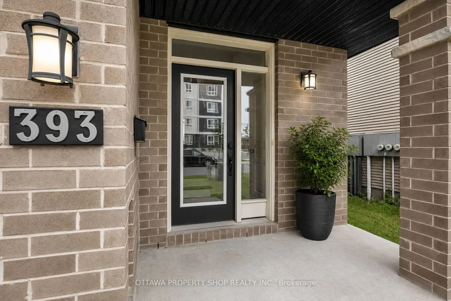 393 Livery Street photo 2
