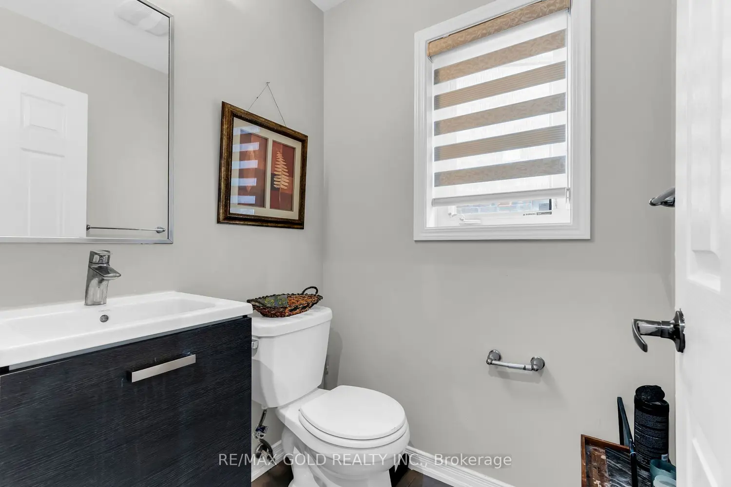 486 Queen Mary Drive photo 4