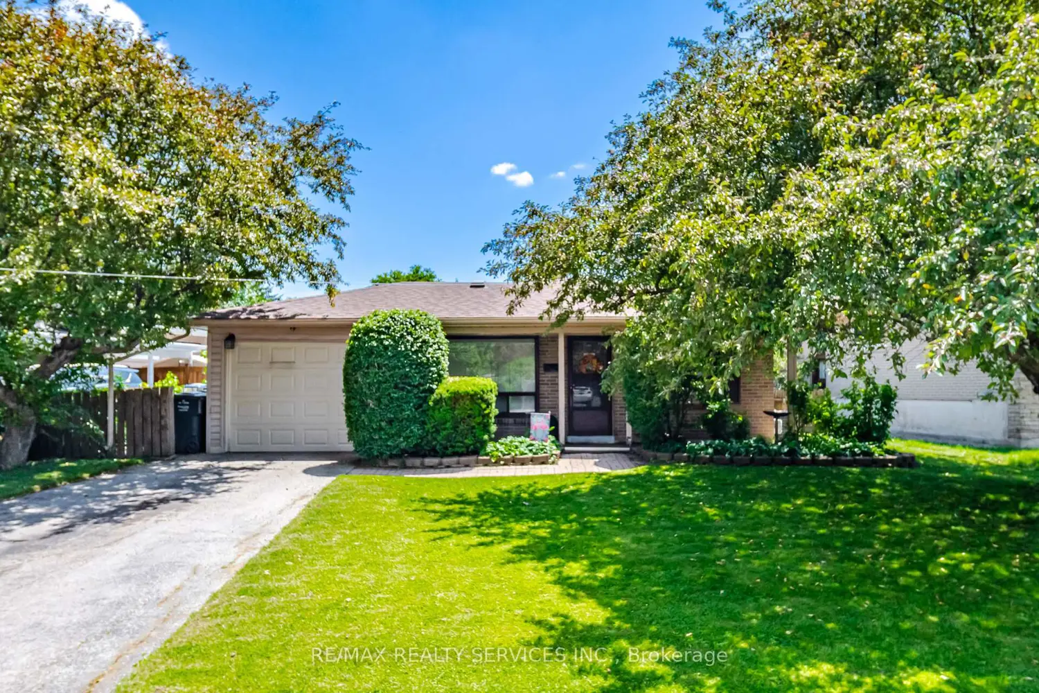 15 Ferndale Crescent photo 2