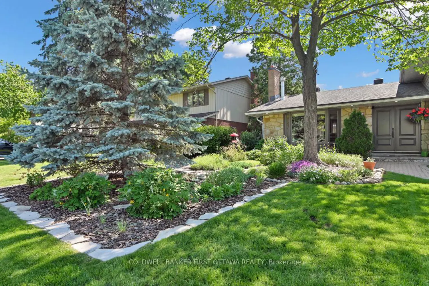 580 Duff Crescent photo 3