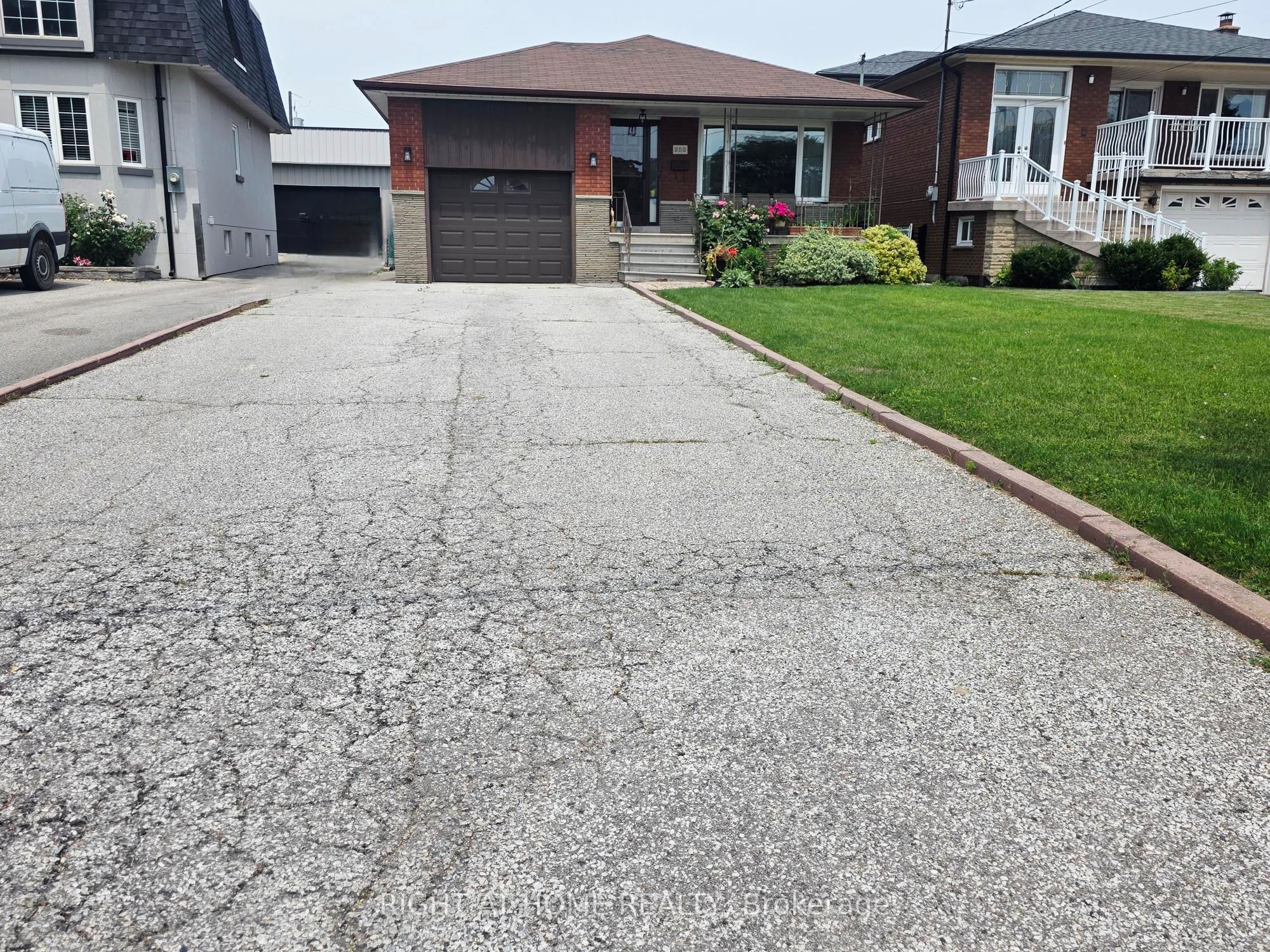 Lower-252 Maple Leaf Drive, Toronto, ON, M6L 1P1