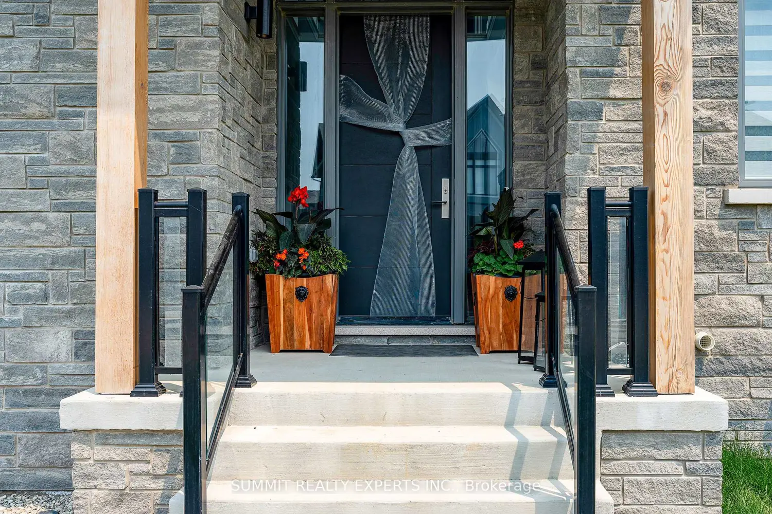 141 Springside Crescent photo 3