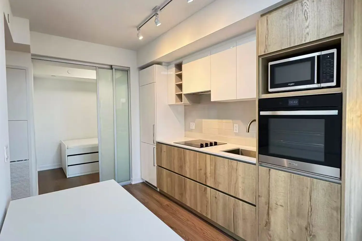 319 Jarvis Street 3801 photo 2