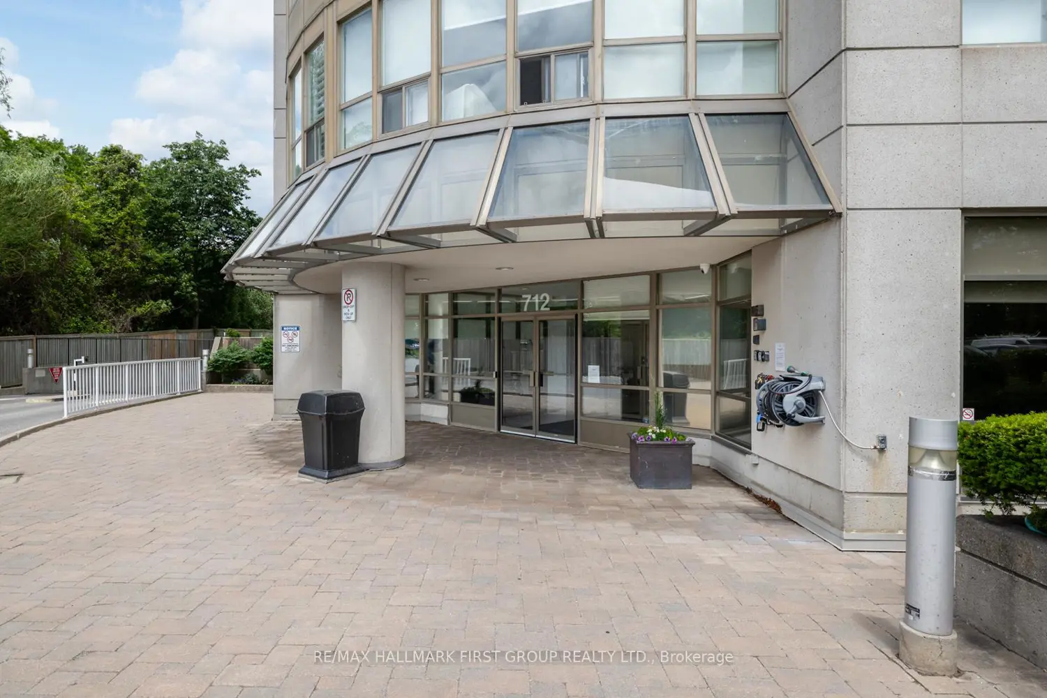 712 Rossland Road 1002 photo 2