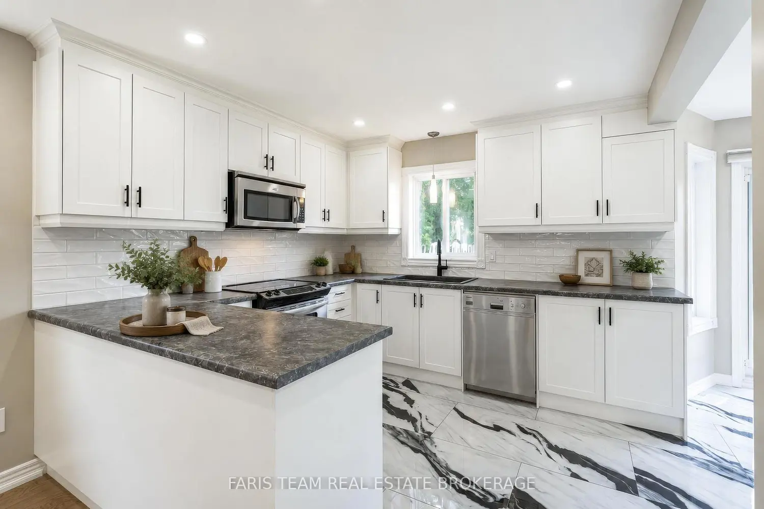 186 Ferndale Drive photo 2