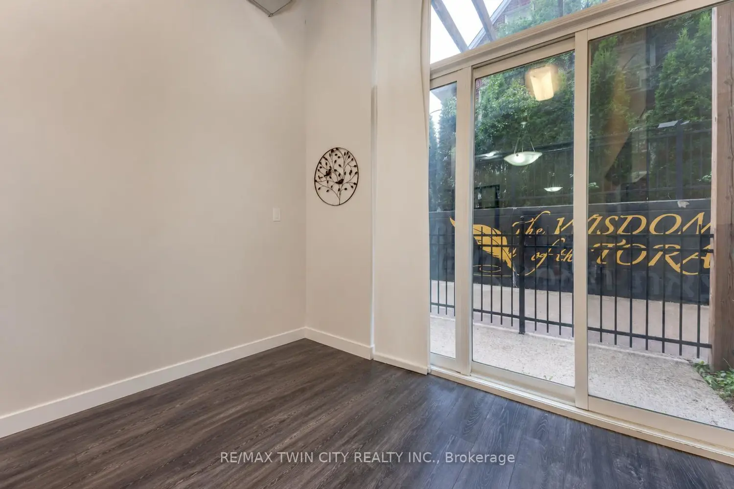 253 Albert Street 103 photo 5