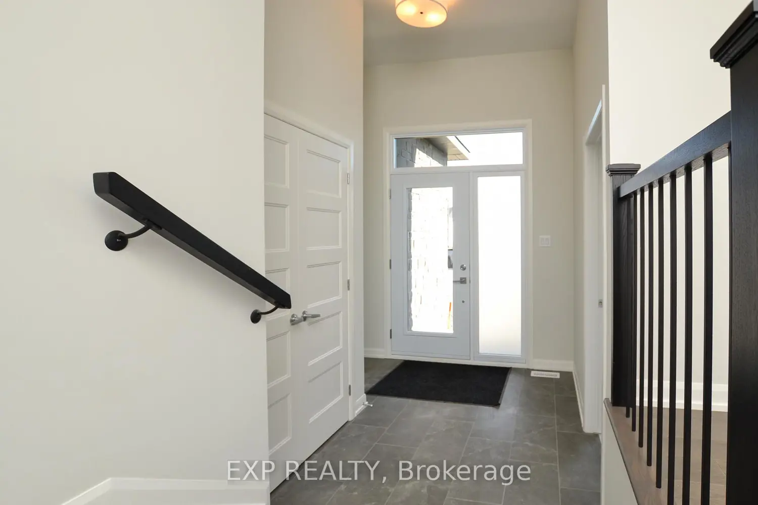 623 Montessor Crescent photo 2