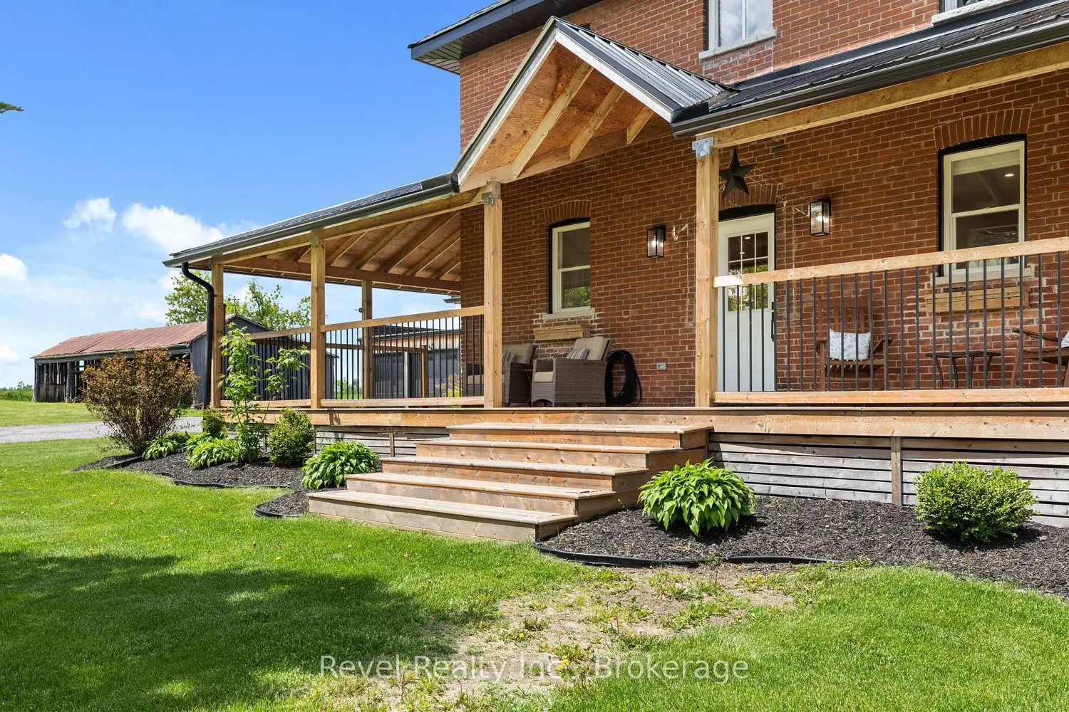 454 Colborne Street photo 2