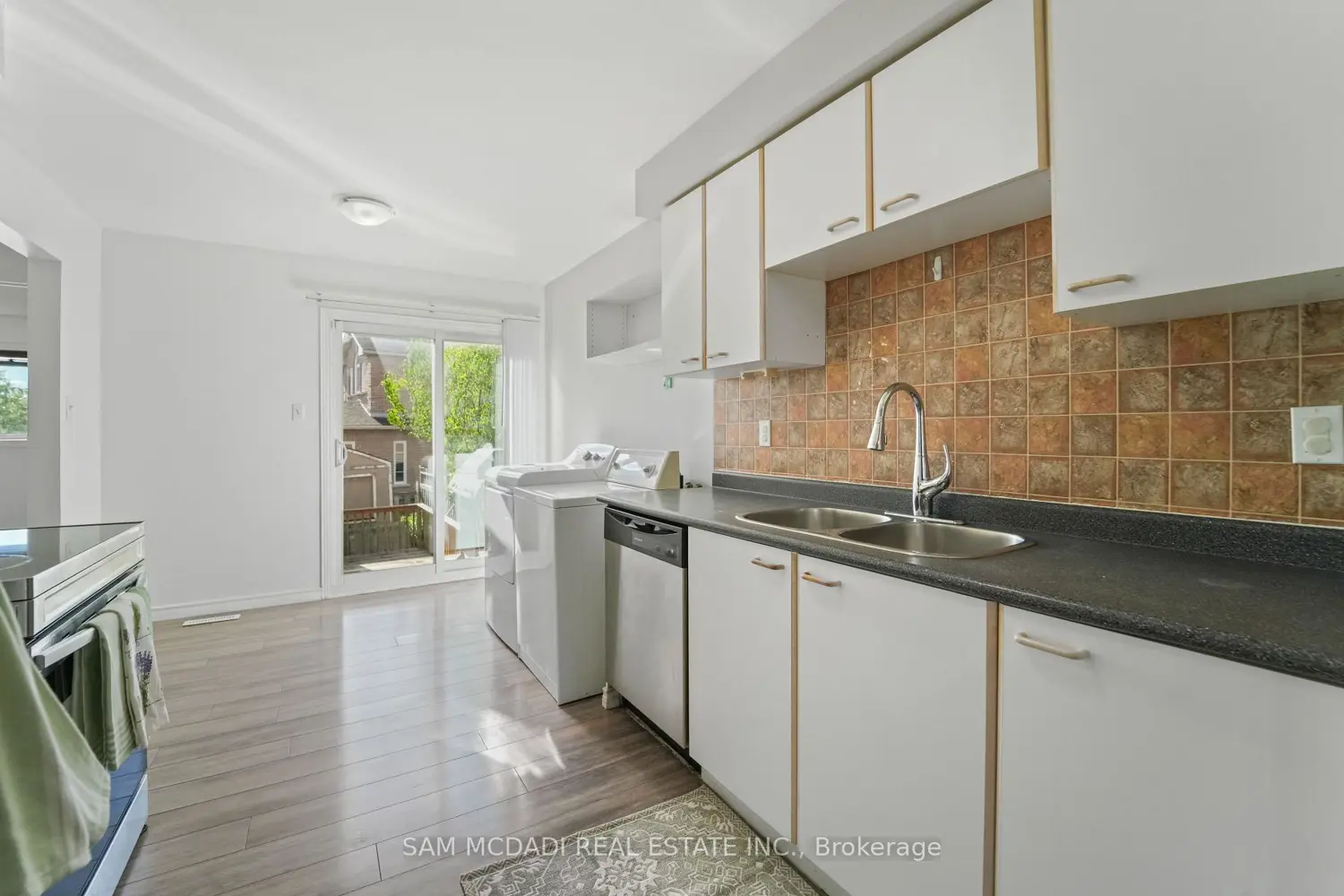 87 Rundle Crescent photo 4