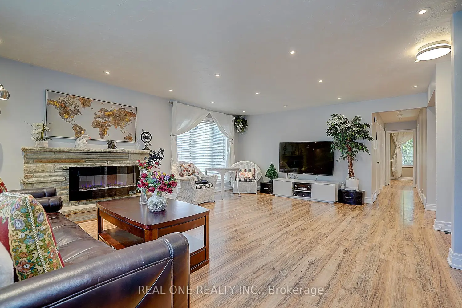 37 Lauralynn Crescent photo 4