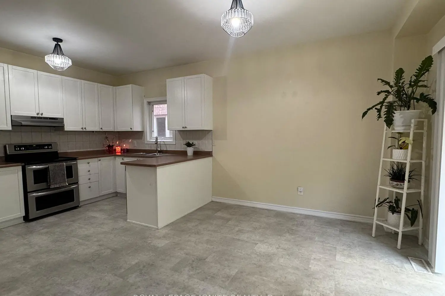 90 Sir Jacobs Crescent photo 4