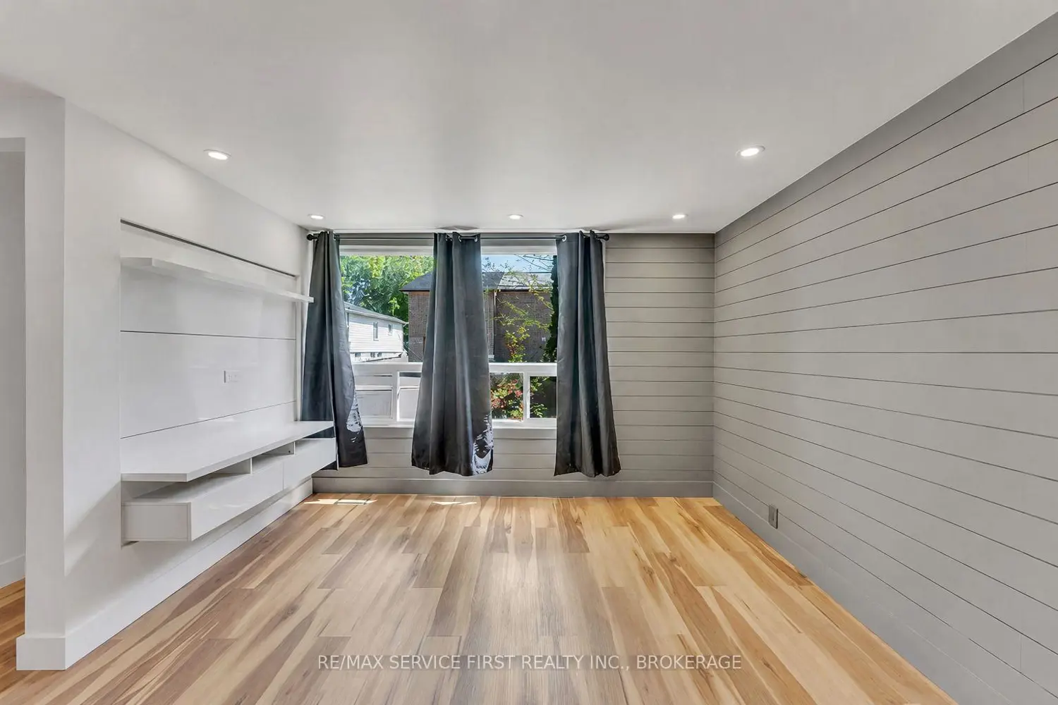 211 Raglan Road photo 3