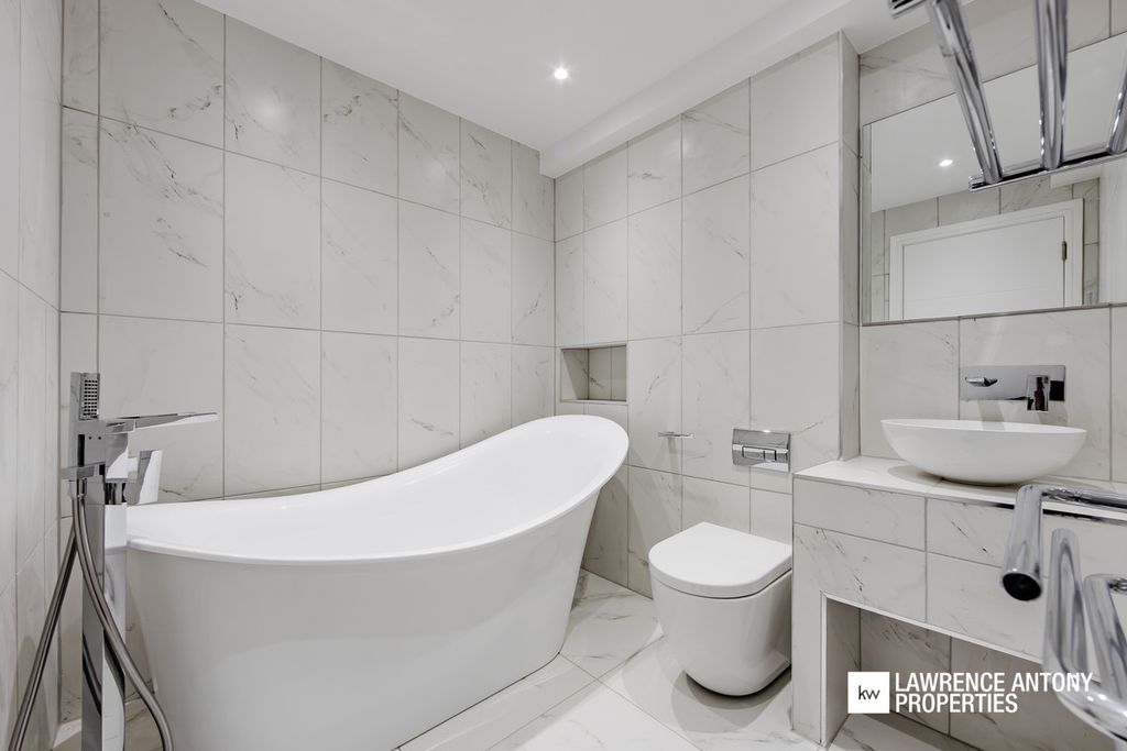 2 bed flat for saleGrand Parade, Leigh-On-Sea SS9