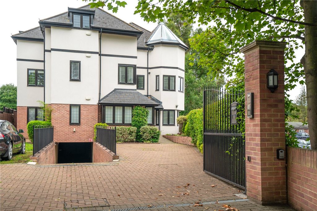 3 bed flat for saleHigh Road, Chigwell, Essex IG7