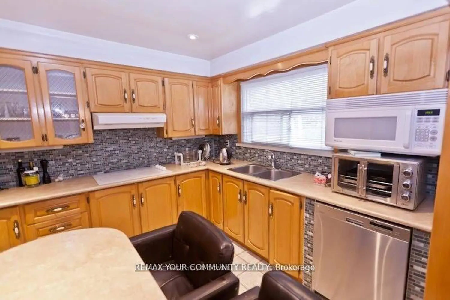 8 Stanwood Crescent photo 2