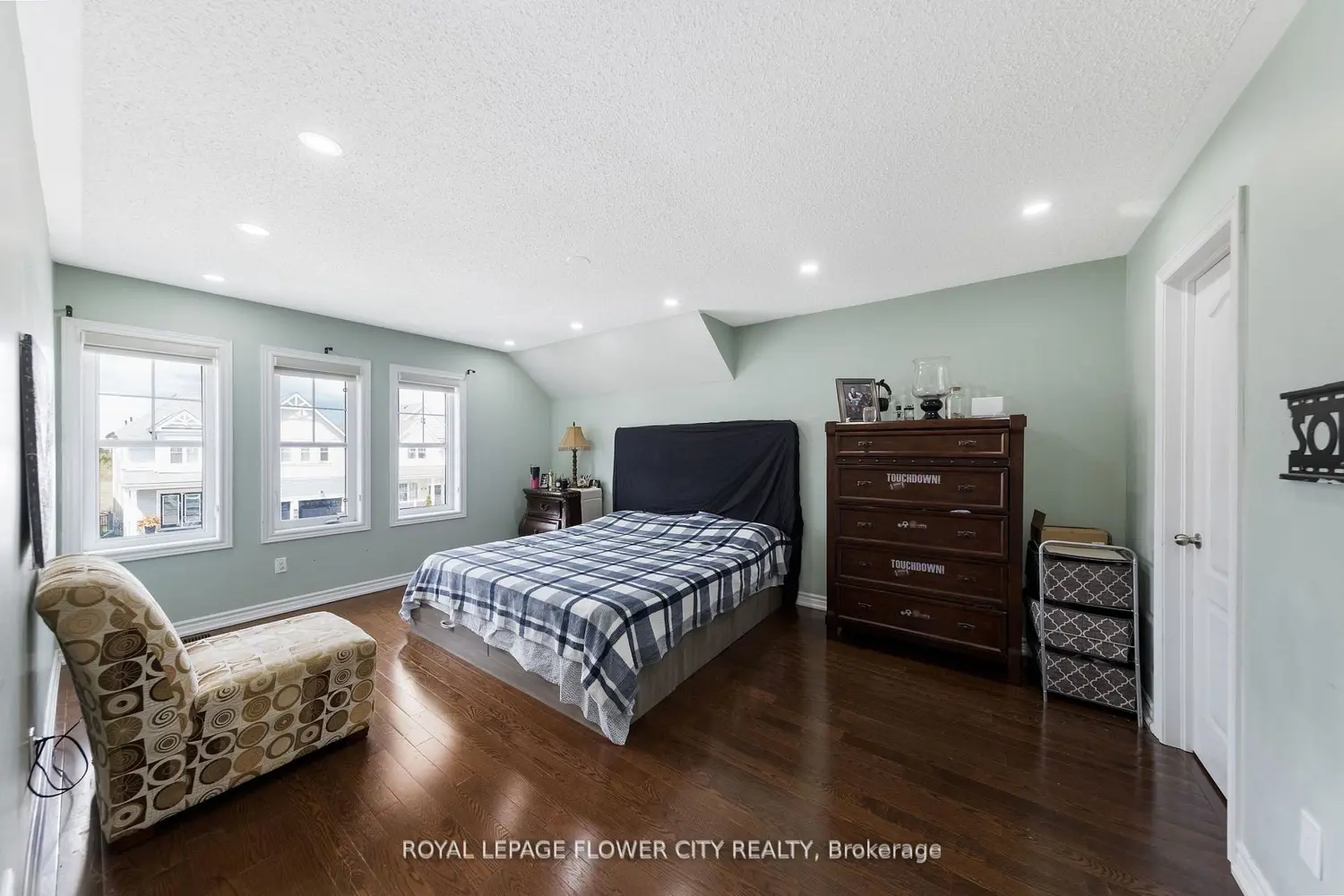 889 O' Reilly Crescent photo 5