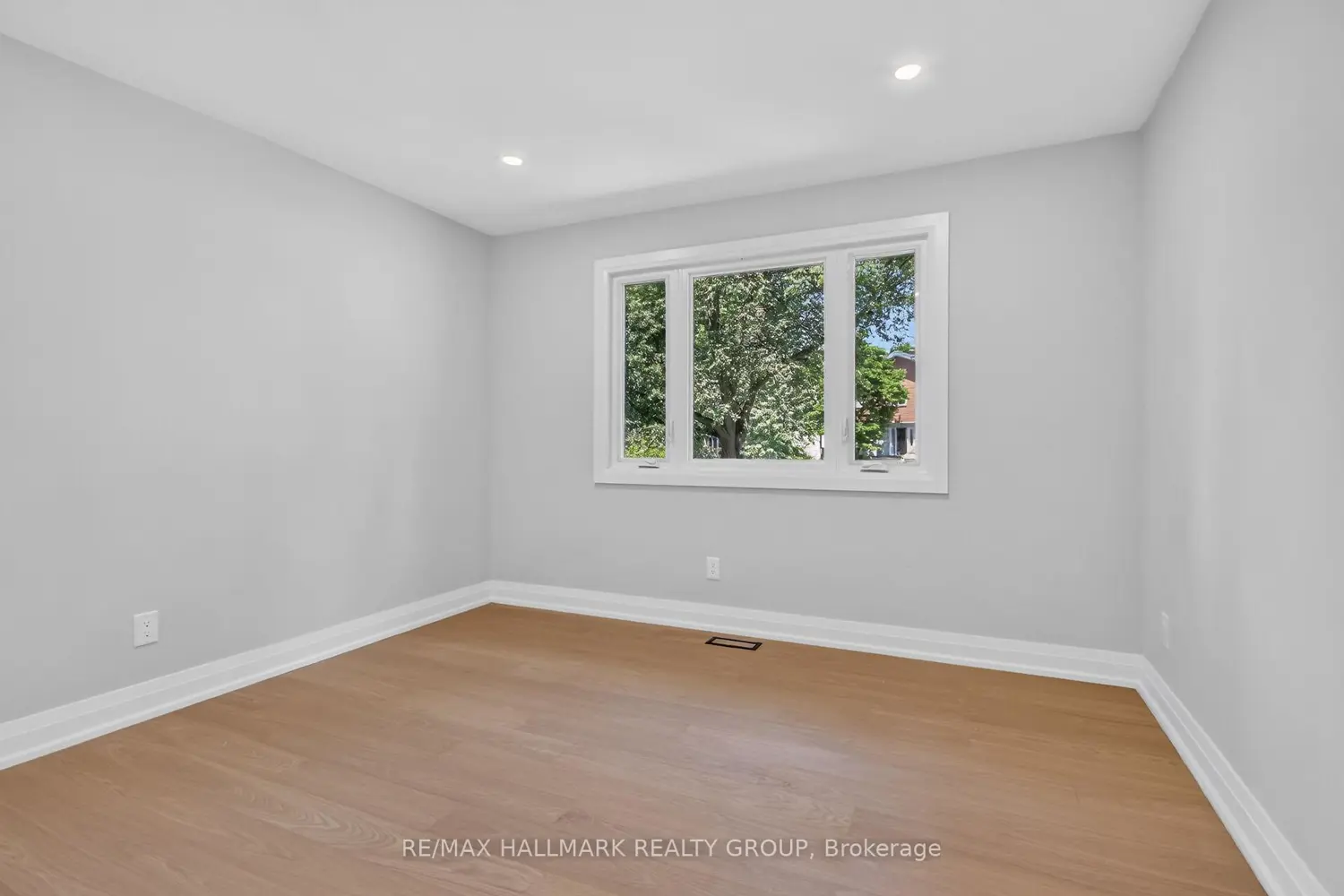 1054 Chelsea Drive photo 4