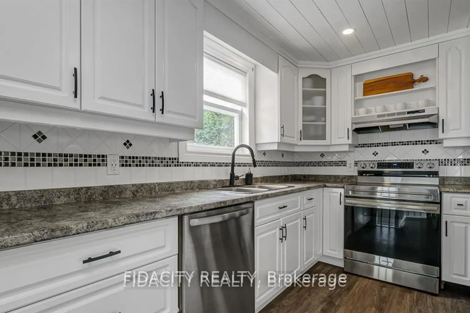 1336 St Jacques Road photo 3