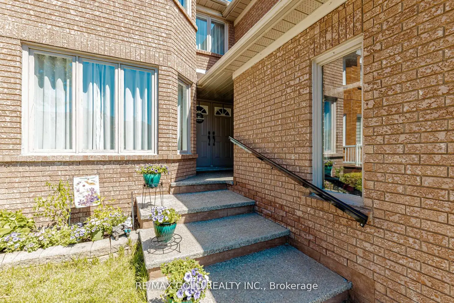 25 Adirondack Crescent