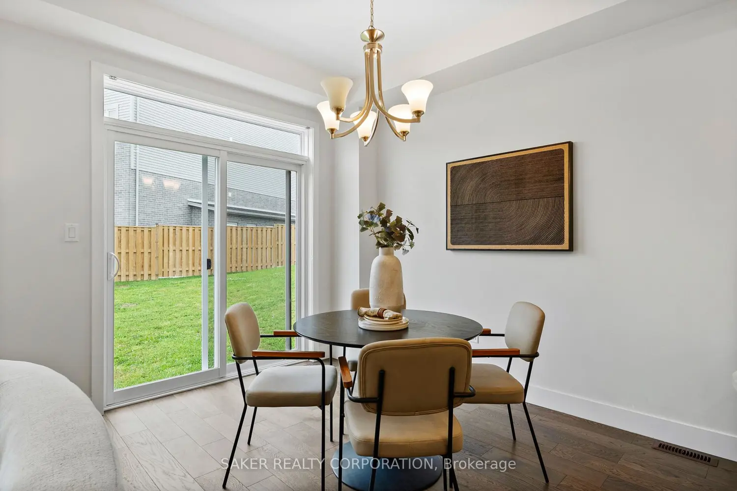 939 Deveron Crescent photo 3
