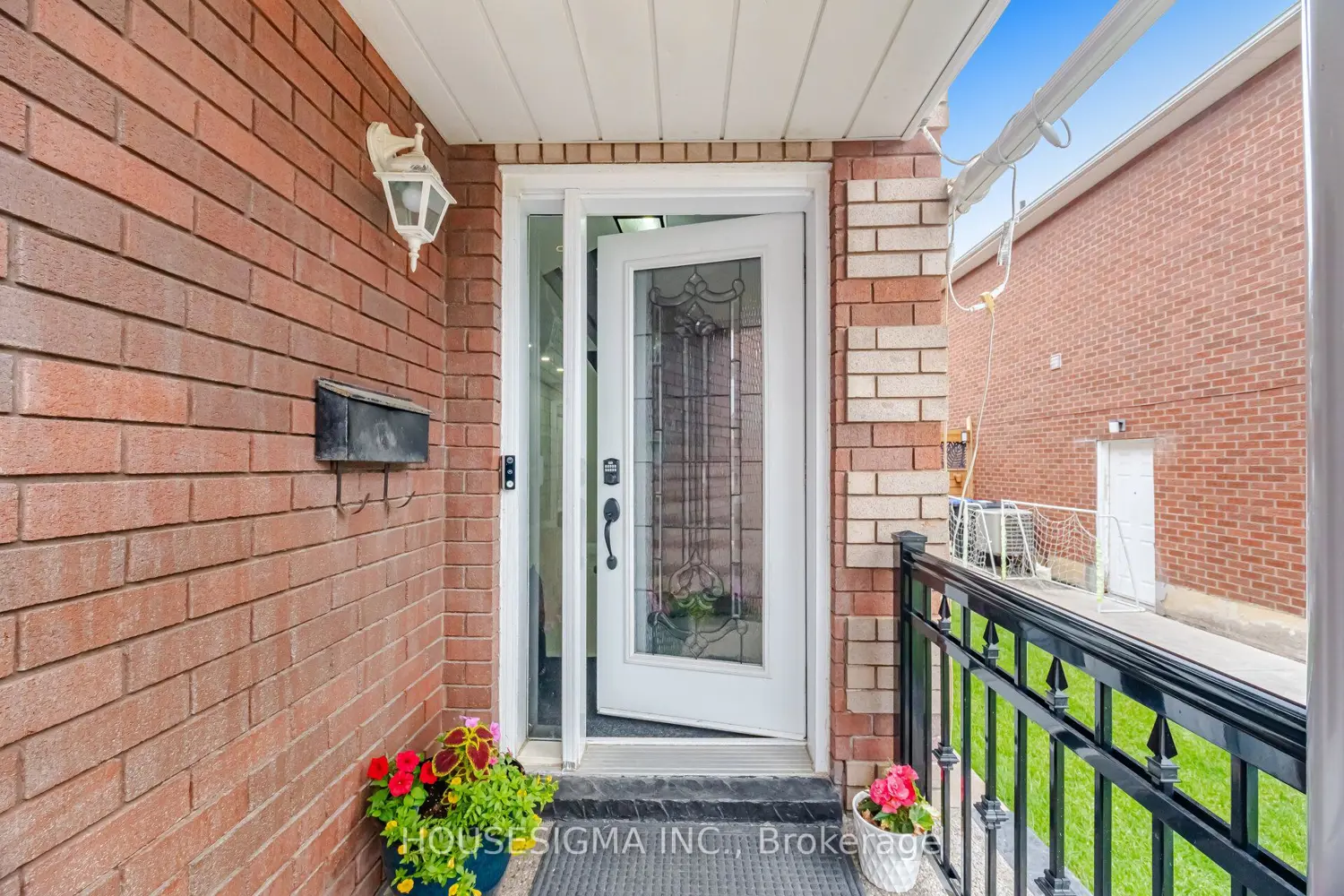 62 Ravenscliffe Court photo 2
