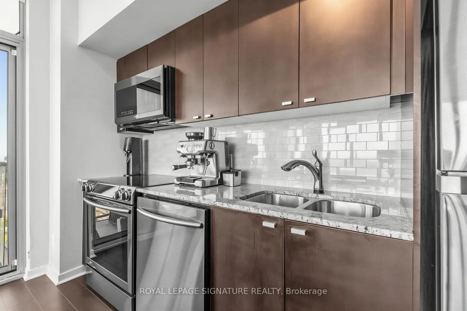 105 The Queensway 3203 photo 3