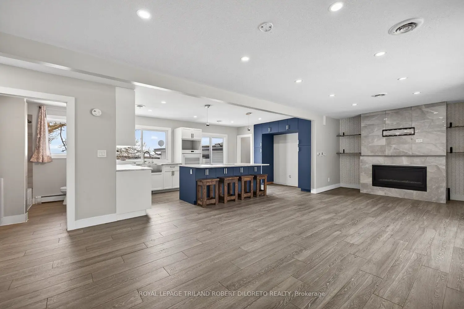 9755 Longwoods Road photo 4