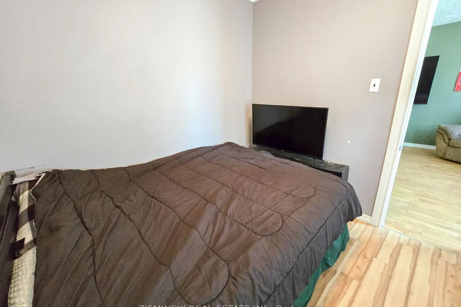 554 James Street photo 4