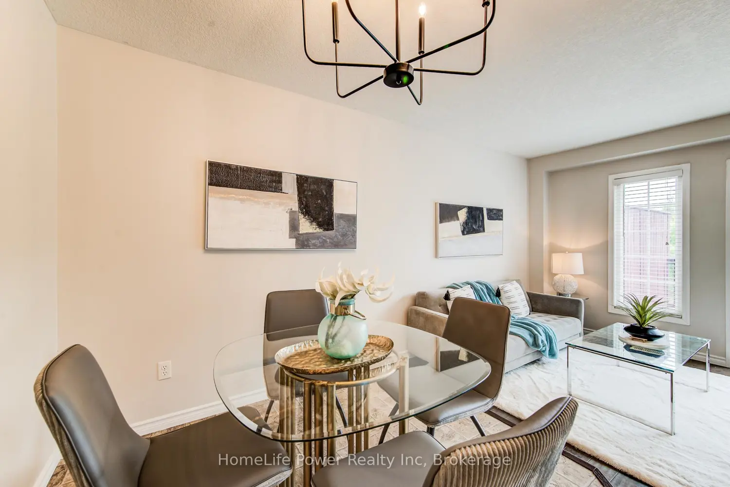 208 Featherstone Crescent photo 5