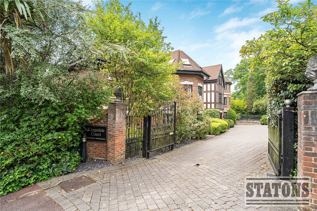 3 bed flat for saleCockfosters Road, Barnet EN4 photo 2