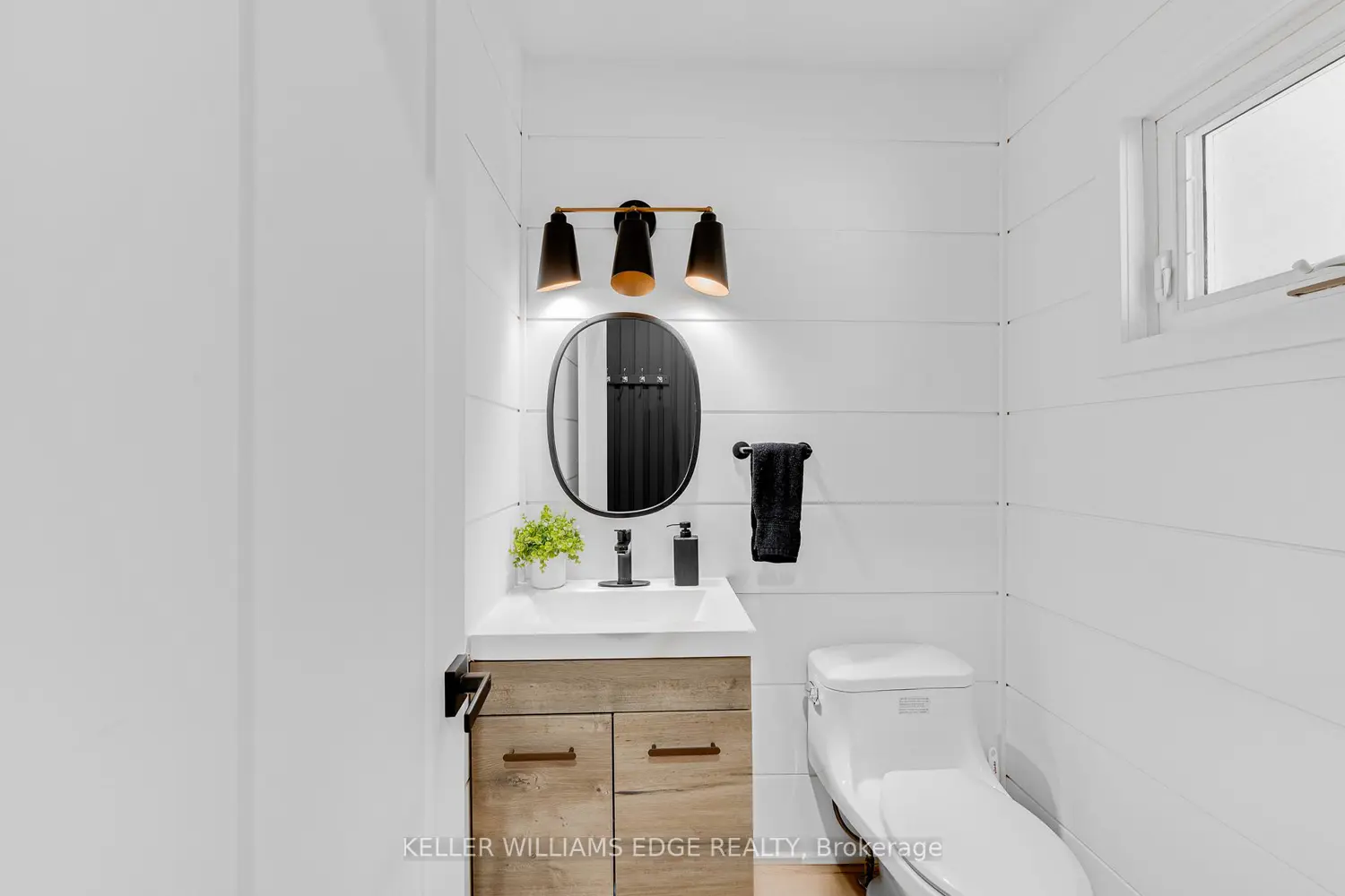 5275 Banting Court photo 4
