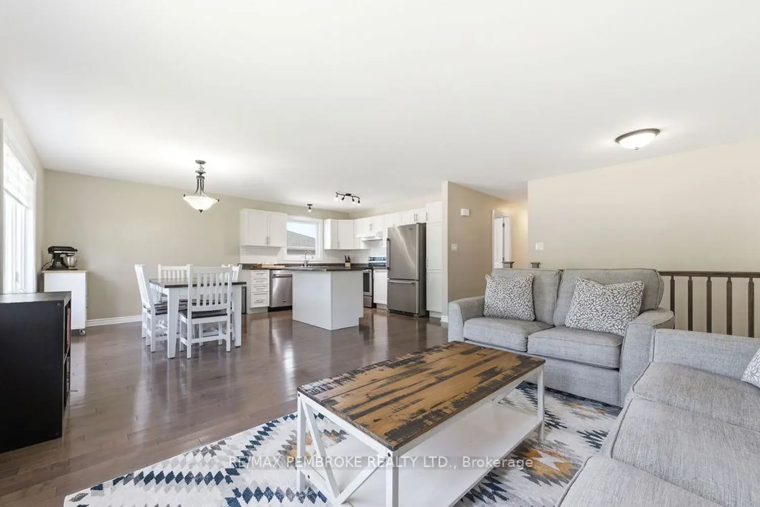 74 Oak Avenue photo 2