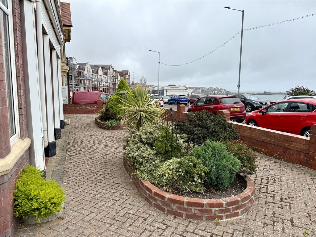 3 bed flat for saleSummerfield Road, Bridlington, East Yorkshire YO15 photo 3
