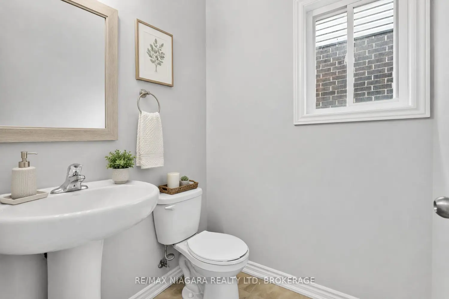 210 Wellandvale Drive photo 4