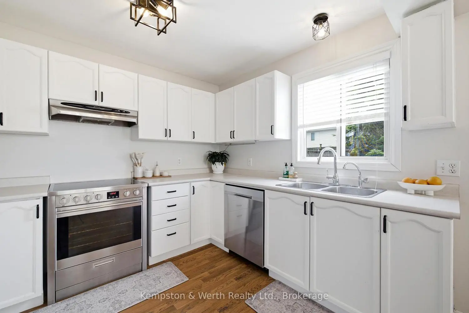 770 Brock Street photo 4