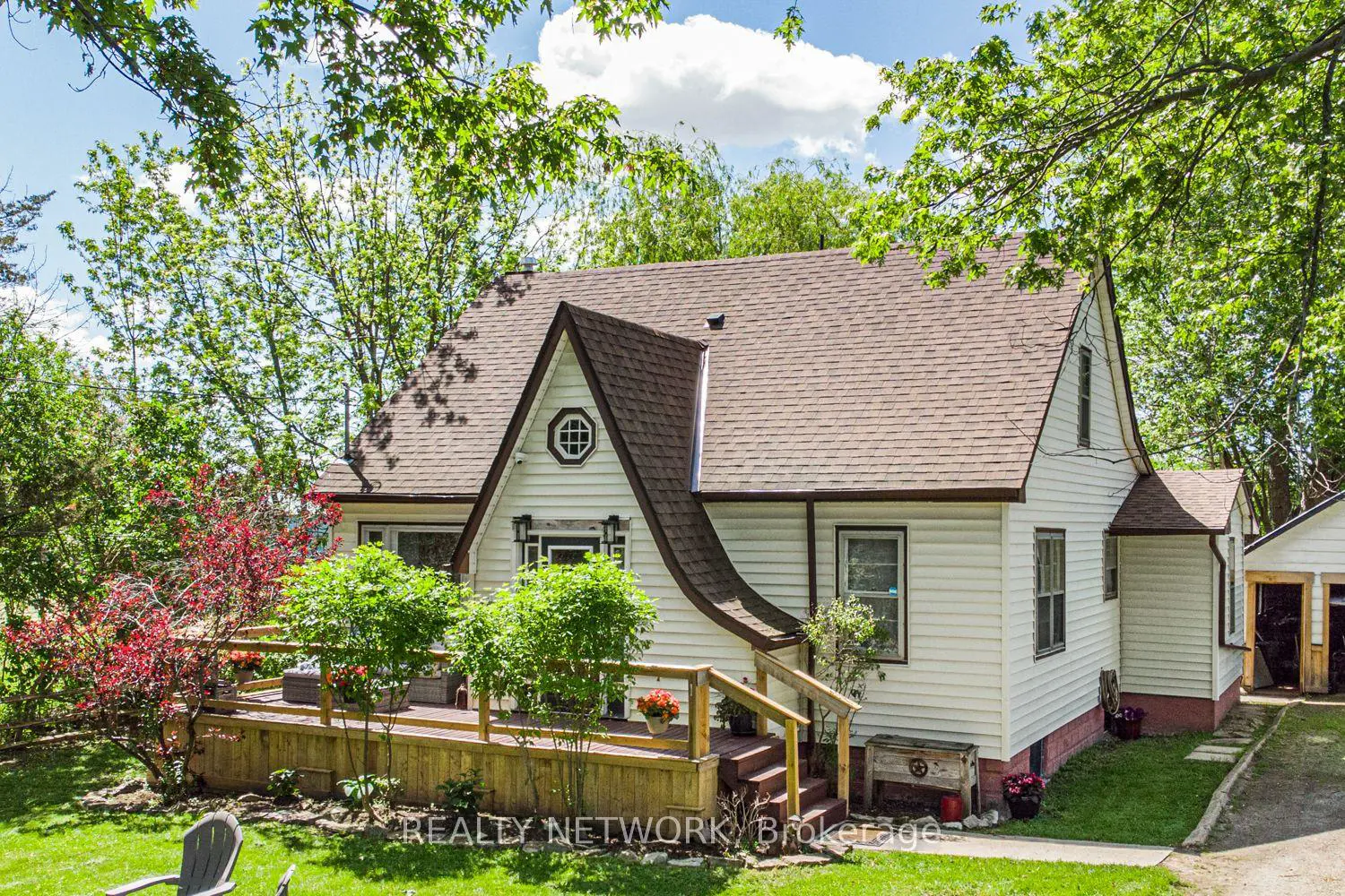32 Grant Avenue photo 3