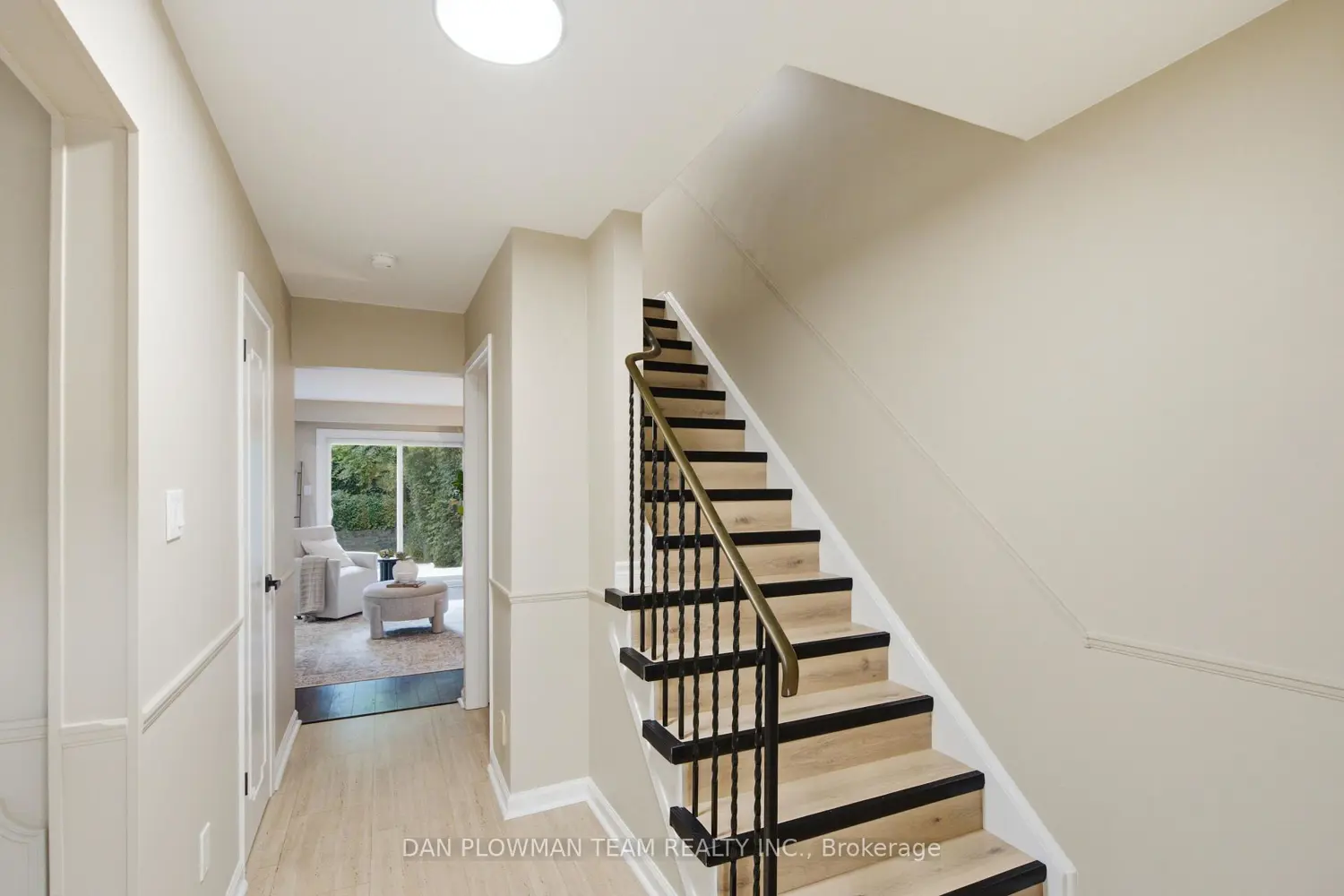 422 Lanark Drive photo 4