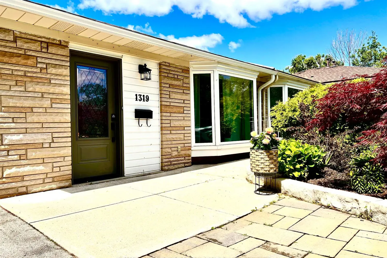 1319 Redbank Crescent photo 3