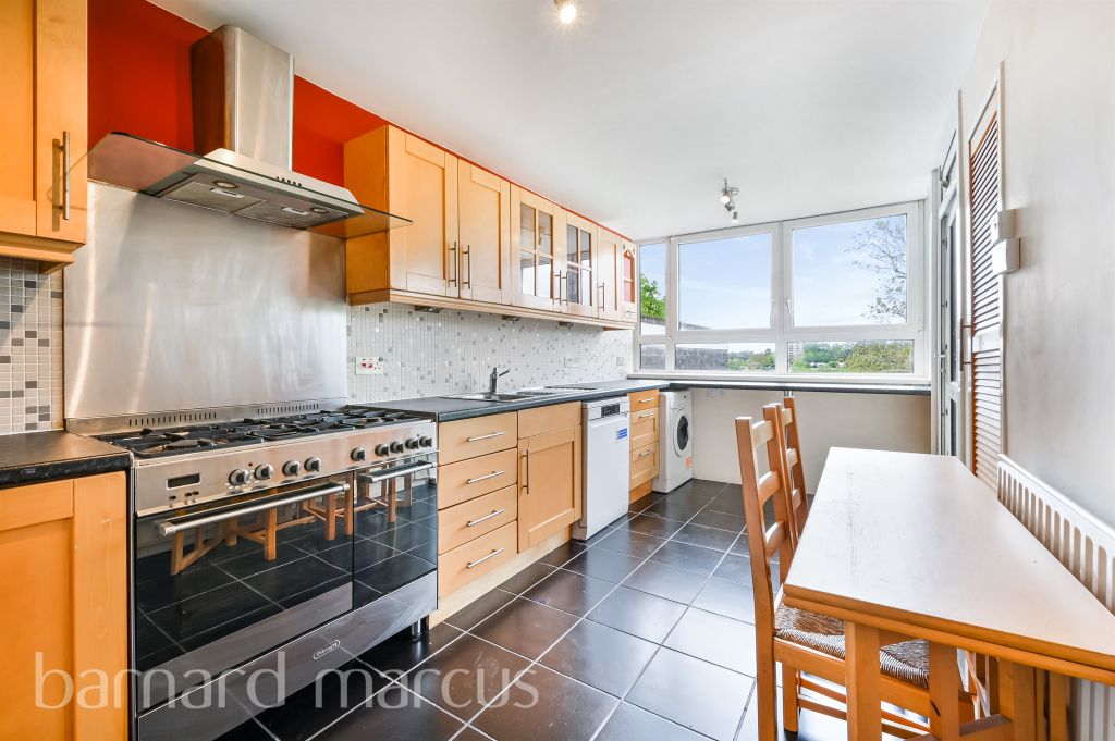 3 bed flat for saleWinterfold Close, London SW19