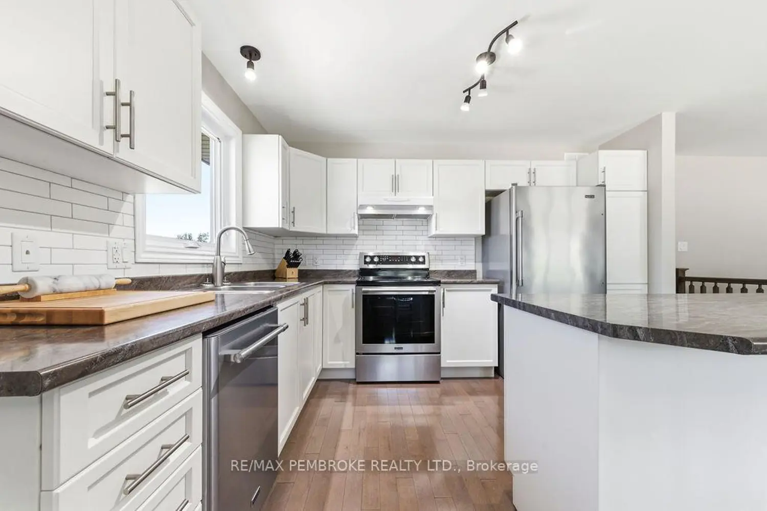 74 Oak Avenue photo 4