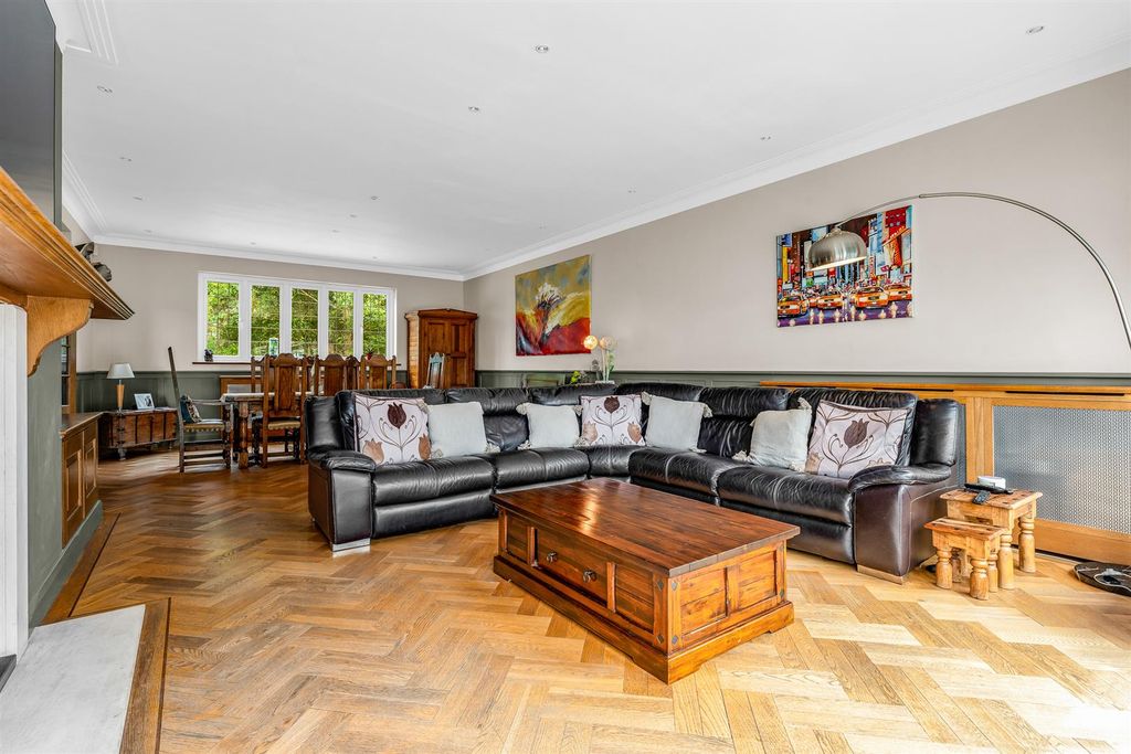 6 bed detached house for saleThe Ridgeway, Cuffley EN6 photo 4