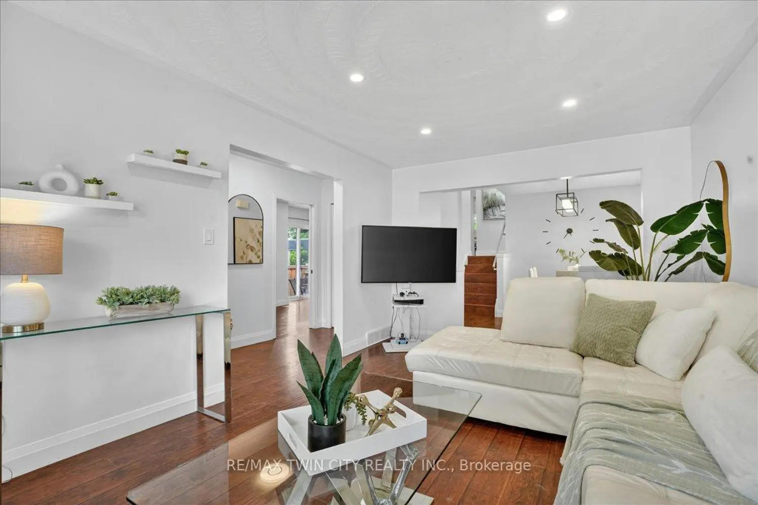 131 Carlyle Drive photo 2