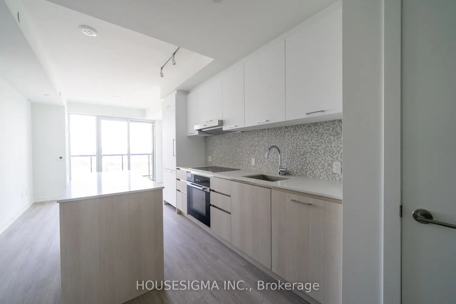 8188 Yonge Street 820 photo 5