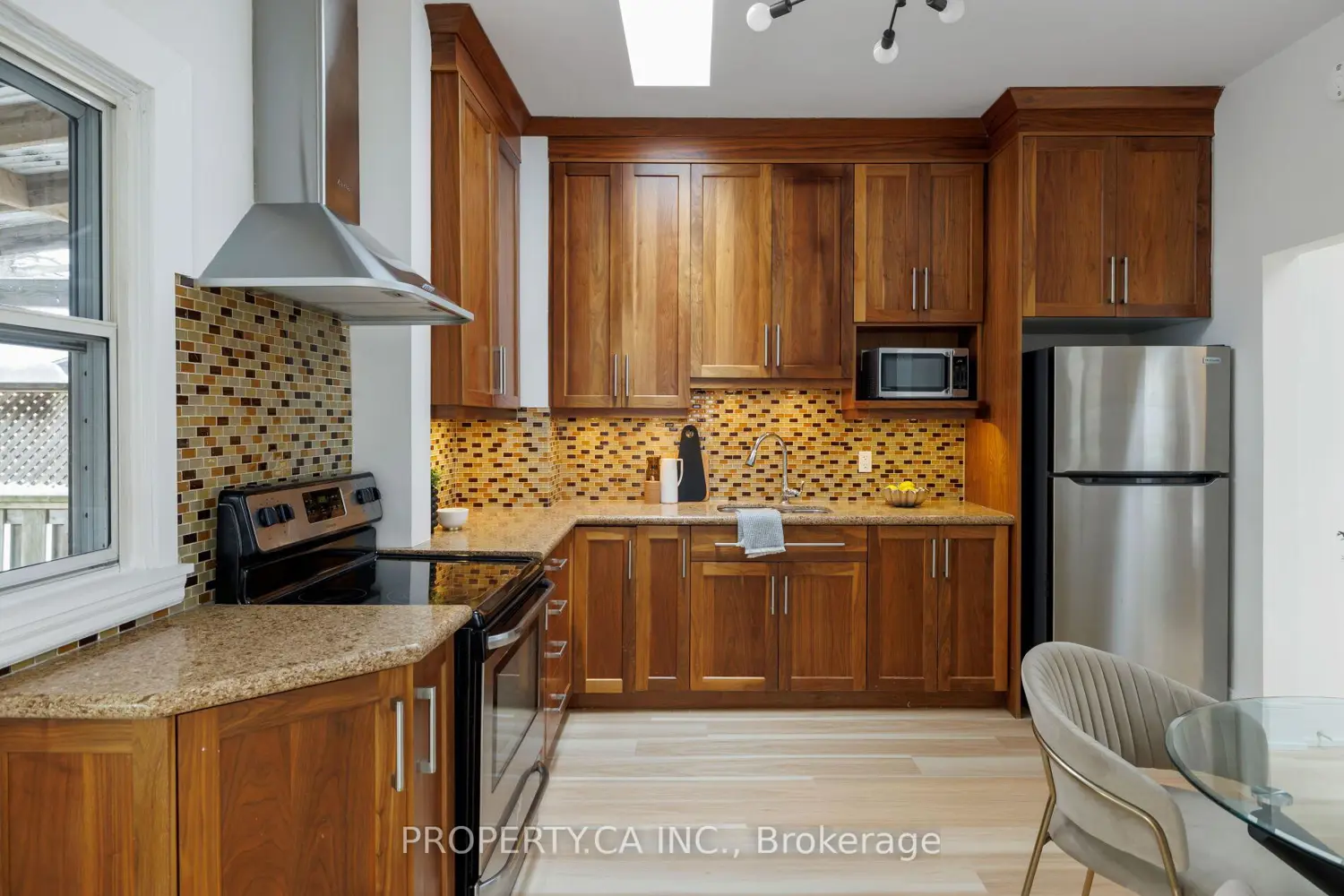 332 Woodfield Road photo 5
