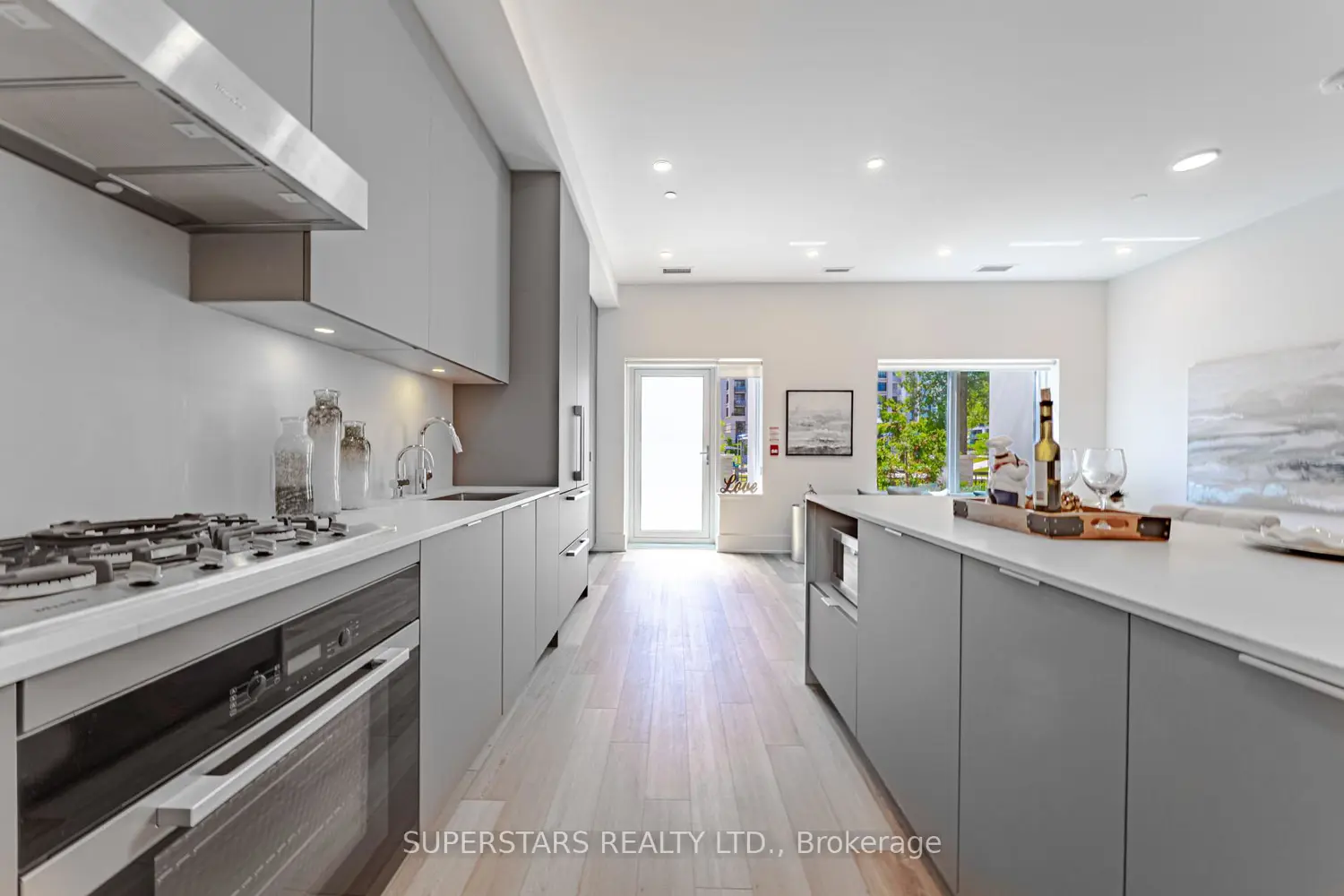 8 Cedarland Drive W121 photo 5