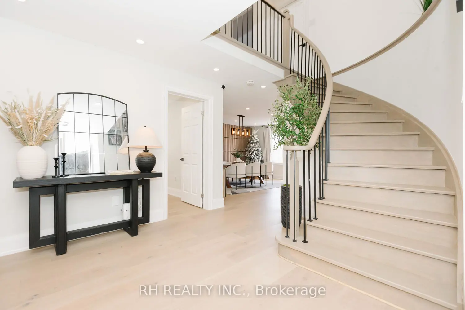 85 Butterfield Crescent photo 3